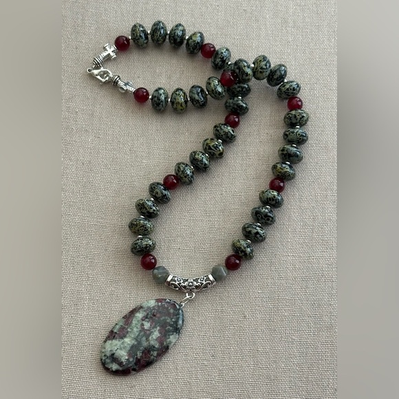 22-1/2 inch Glass bead Necklace NWOT - Picture 3 of 16